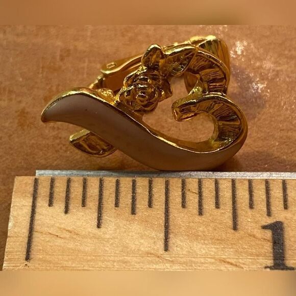 Avon Pink Ribbon Rose Clip-On Earrings Gold Tone Enamel Floral Breast Cancer - Picture 4 of 4